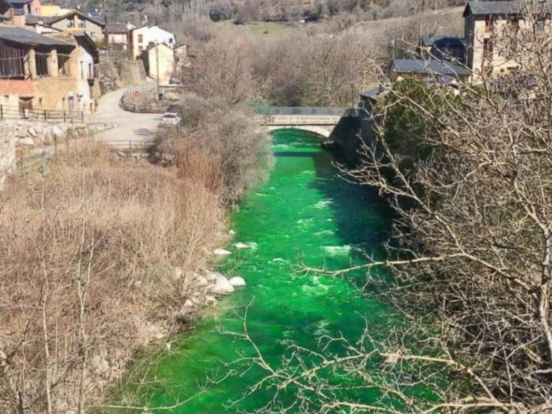 Река во Шпанија позелене и ги уплаши жителите