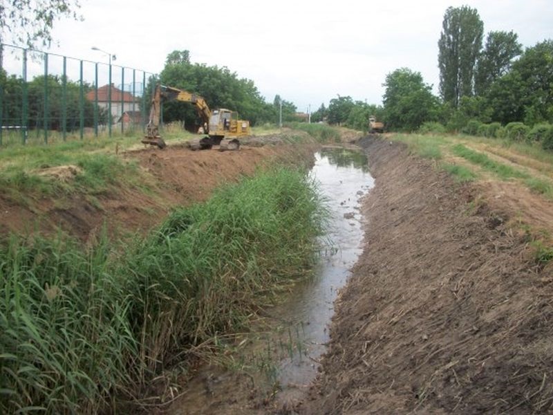 Исчистени 53 километри од каналската мрежа во општината Илинден