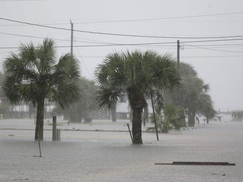Околу два милиона лица во САД ќе се евакуираат поради ураганот Метју