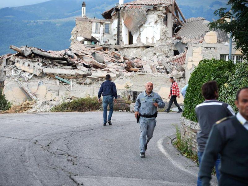 Силен земјотрес во Италија, најмалку 37 загинати