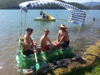 Во српско езеро плови чамец од пластични шишиња