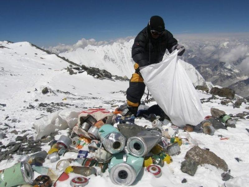 Од Монт Еверест собрани четири тони ѓубре