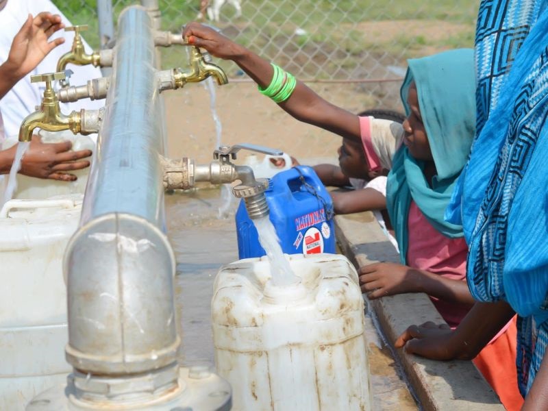 УНИЦЕФ: До 2040 година 600 милиони деца ќе бидат без вода за пиење
