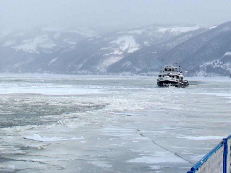 Србија и Хрватска се борат со мразот во реката Дунав 