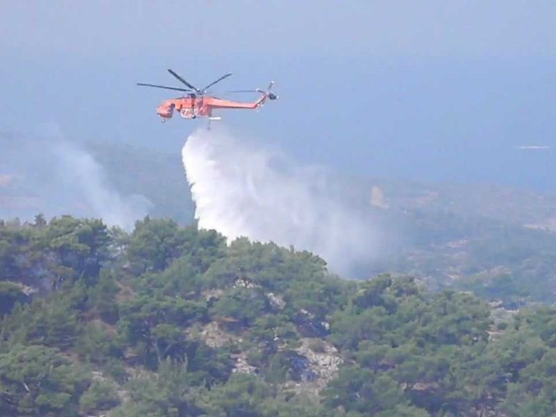 Гори островот Хиос, се евакуираат жителите