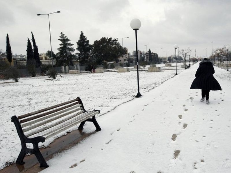 Атињани уживаат во снегот, властите издадоа предупредување (видео)