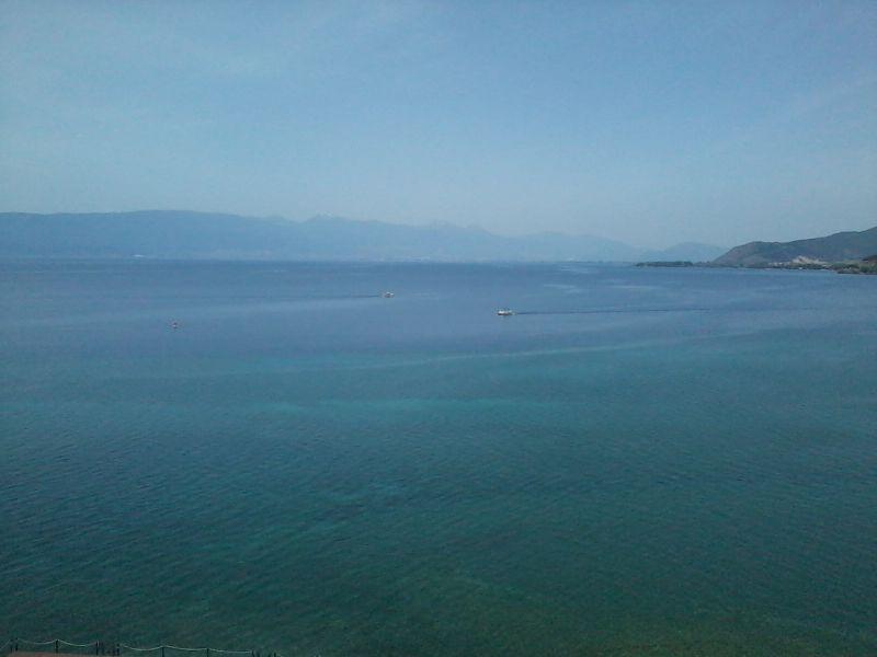 Охридско Езеро се порибува  со 2,2 милиони пастрмки