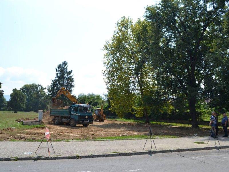 Се обновува парк во центарот на Тетово