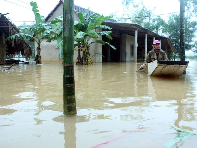 Во поплавите во Виетнам загинаа најмалку 13 лица 