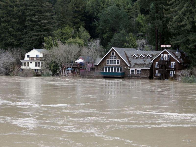 Поплави во Калифорнија и во Невада, илјадници луѓе евакуирани