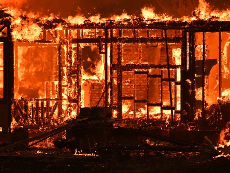 Пожарот во Калифорнија надвор од контрола
