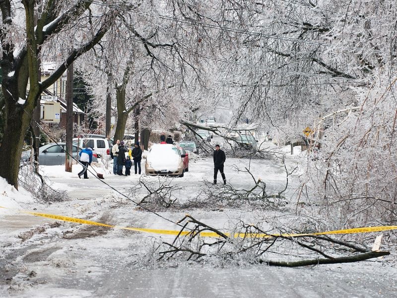 Во Канада над 130 илјади потрошувачи се без струја поради ледени дождови
