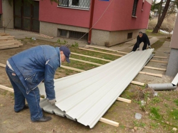 Карпош продолжува да ги менува покривите за станбените згради